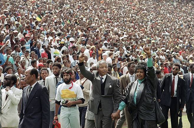 ⓒAP Photo1990년 2월13일 27년 만에 석방된 넬슨 만델라. 1994년 대통령이 된 그는 백인 정권 시절 반인륜 범죄자의 사면·청산 문제에 직면했다.
