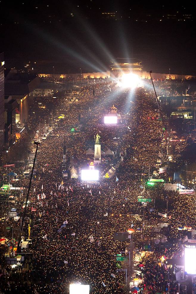 ⓒ시사IN 신선영2016년 11월26일 서울 광화문과 세종로 일대에서 박근혜 대통령 퇴진을 요구하는 제5차 촛불집회가 열리고 있다.