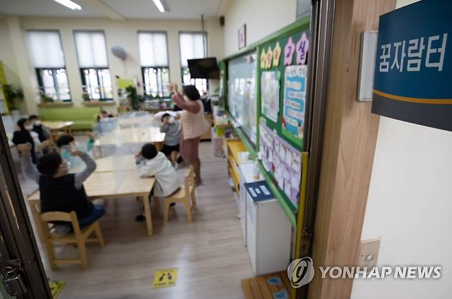 지난해 11월 돌봄교실 수업이 진행 중인 초등학교 교실 [연합뉴스 자료사진]