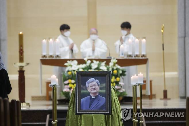 故정형달 바오로 신부의 인자한 웃음 (광주=연합뉴스) 천정인 기자 = 19일 오전 광주 서구 염주동성당에서 고(故) 정형달 바오로 신부에 대한 장례 미사가 진행되고 있다. 2021.1.19 iny@yna.co.kr