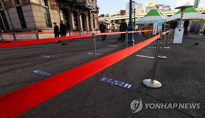 한산한 선별 진료소, 하지만 아직 끝나지 않은 코로나19 (서울=연합뉴스) 김인철 기자 = 오는 20일 국내에서 신종 코로나바이러스 감염증(코로나19) 첫 확진자가 나온 지 꼭 1년째가 되는 가운데 19일 오후 서울역 광장에 마련된 임시 선별진료소가 한산한 모습을 보이고 있다. 2021.1.19 yatoya@yna.co.kr