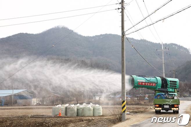 충북 보은군이 가축질병 사전 예방을 위해 방역하고 있다. (보은군 제공)© 뉴스1