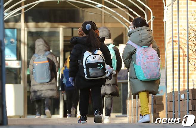 등교하는 한 초등학교 학생들/뉴스1 © News1 이성철 기자