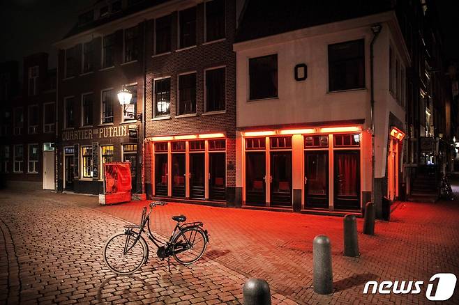 상점들이 문을 닫은 네덜란드의 거리 모습 © AFP=뉴스1
