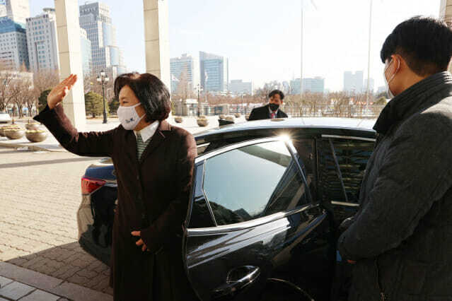 이임식후 청사를 떠나는 박영선 장관이 중기부 직원들에게 손을 흔들고 있다.