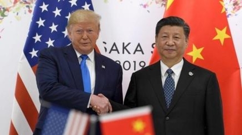 도널드 트럼프 미국 대통령과 시진핑 중국 국가주석이 2019년 6월 29일 일본 오사카에서 열린 G20(주요 20국) 정상회의에서 양자 회담에 앞서 악수를 하고 있다. /AP 연합뉴스