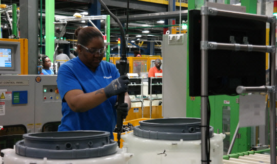 미국 사우스 캐롤라이나주 뉴베리카운티에 위치한 삼성전자 생활가전 공장에서 직원들이 세탁기를 생산하고 있다. <삼성전자 제공>