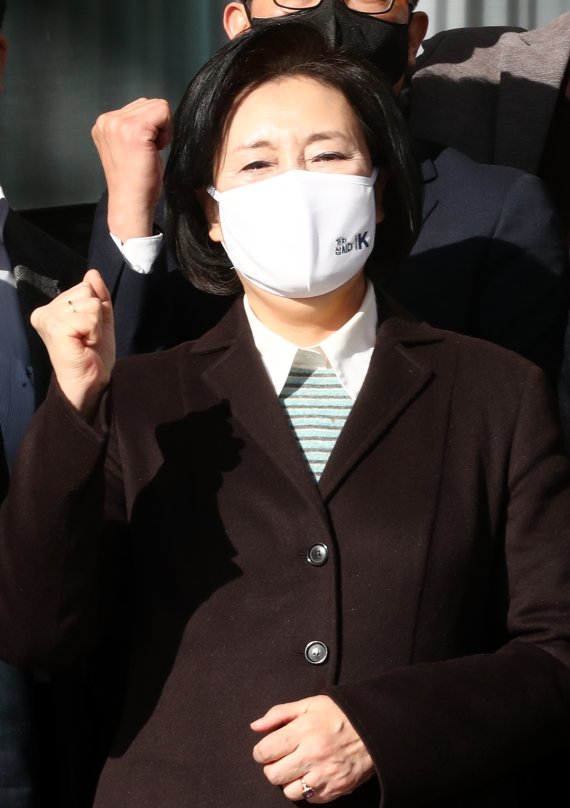 박영선 중소벤처기업부 장관이 20일 오후 정부대전청사에서 이임식을 마친 뒤 직원과 기념촬영을 하고 있다. 뉴스1