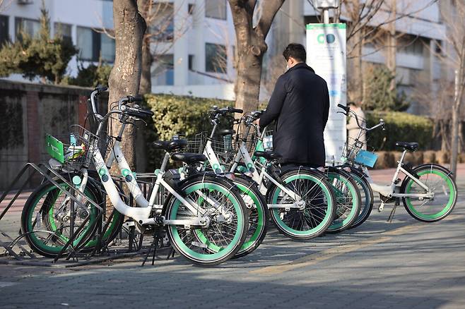 20일 오전 서울 영등포구 여의나루역 인근 공용자전거 ‘따릉이’ 대여소에서 한 시민이 자전거를 대여하고 있다. 지난해 신종 코로나바이러스 감염증(코로나19)의 영향으로 자전거 이용이 늘면서 서울시 공용자전거 ‘따릉이' 누적 가입자 수가 278만6천명을 넘어섰다고 서울시가 이날 밝혔다. 지난해 12월 기준 서울시 인구가 약 967만명이므로 시민 4명 중 1명꼴로 따릉이를 이용하는 셈이다. 연합뉴스
