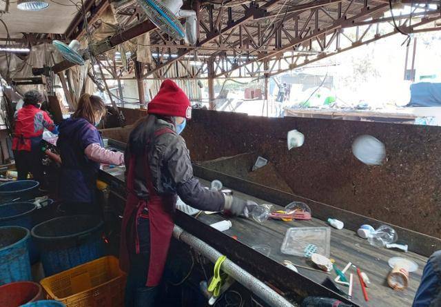 한 쓰레기 선별장 직원들이 컨베이어 벨트에서 플라스틱을 골라내고 있다. 이 직원들은 각자 PP·PE 등 특정 플라스틱 소재만을 담당한다. 최다원 기자