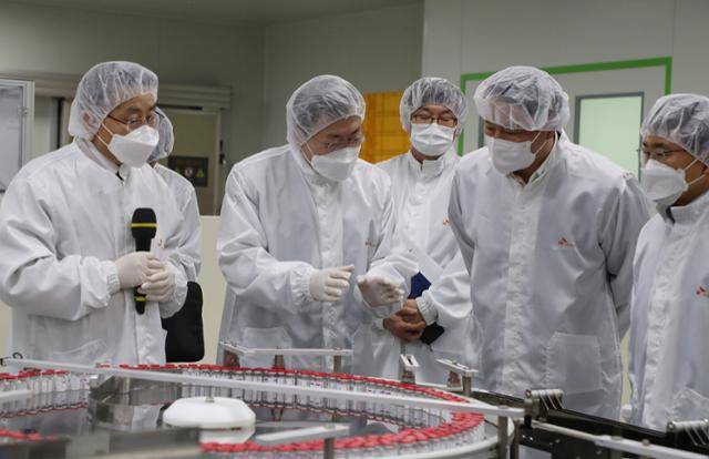 문재인 대통령이 20일 오전 경북 안동시 SK바이오사이언스를 방문해 코로나19 백신 생산 시설을 둘러보던 중 최태원 SK그룹 회장에게 질문을 하고 있다. 안동=왕태석 선임기자