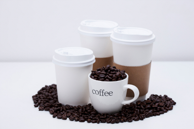 커피와 함께 영양제를 복용하면 카페인으로 인해 약효가 떨어질 수 있다./사진=클립아트코리아