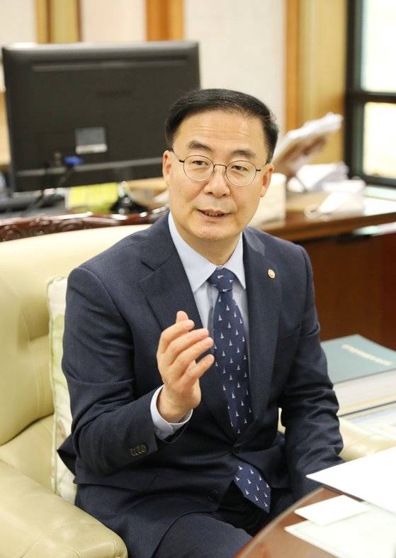 김세환 중앙선관위 사무총장이 19일 과천 청사 내 집무실에서 인터뷰하고 있다. 그는 "국민은 선거로 대통령을 선출해 행정부와 사법부를 만들고, 국회의원을 뽑아 입법부를 구성한다"며 "선관위는 대한민국 국가 조직 구성에 필수적 역할을 한다는 자긍심으로 일하고 있다"고 말했다. 중앙선관위 제공