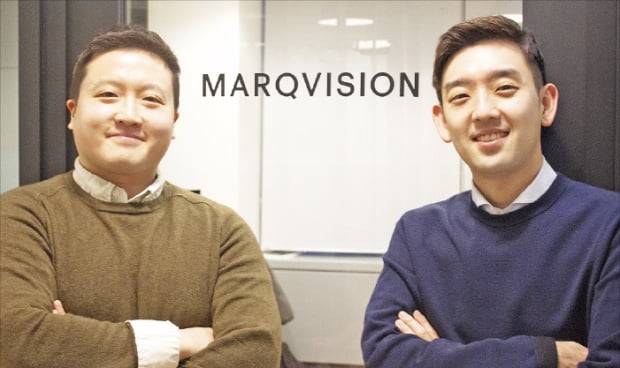 이인섭 마크비전 대표(오른쪽)와 이도경 부대표가 인공지능(AI) 기반 위조 상품 모니터링 기술에 대해 설명하고 있다. 마크비전 제공