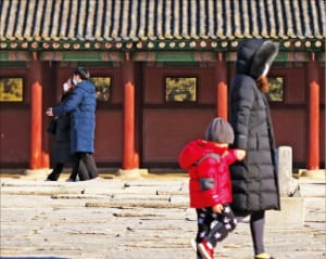 추위가 수그러든 20일 시민들이 서울 경복궁을 찾아 산책하고 있다.  연합뉴스