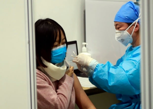 중국 베이징 차오양구에서 신종 코로나바이러스 감염증(코로나19) 백신 접종이 이뤄지고 있다. /사진=연합뉴스