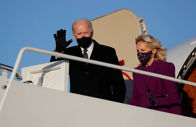 조 바이든 미국 대통령 당선인이 취임을 하루 앞둔 19일(현지시간) 부인 질 여사와 함께 워싱턴DC 인근 앤드루스 공군기지에 도착, 비행기에서 내리며 손을 흔들고 있다. 로이터 연합뉴스