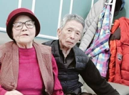 이정미씨 어머니(왼쪽)와 아버지의 생전 모습. 제대로 작별 인사도 못하고 부모를 잃은 이씨는 죄책감과 수면장애에 시달리고 있다. 이정미씨 제공