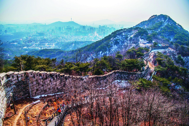 지난해 11월 52년 만에 개방된 서울 종로구 청와대 뒤편 북악산 북측 탐방로 곡장 전망대에서 바라본 모습. 한양도성이 구불구불 북악산 정상으로 이어져 있고, 멀리 남산도 시야에 들어온다.