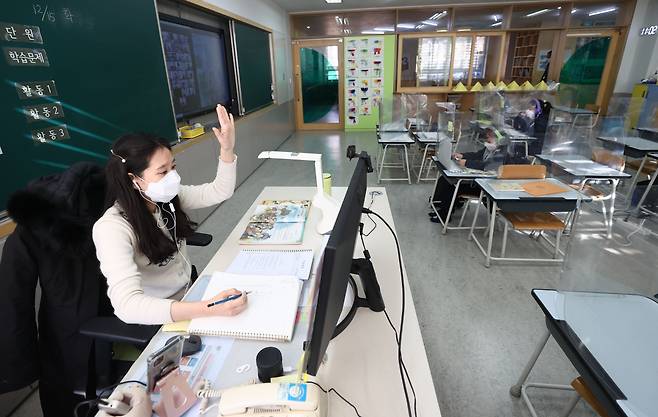 지난해 12월15일 오전 서울 노원구 화랑초등학교에서 긴급 돌봄 학생을 위한 대면 수업과 원격 수업이 동시에 이뤄지고 있는 모습. [연합]