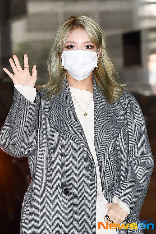 Singer Yubin attended the MBC every1 entertainment Show Champion schedule held at MBC Dream Center in Janghang-dong, Ilsan-dong, Goyang-si, Gyeonggi-do on the afternoon of January 20.Singer Yubin is on his way to work.