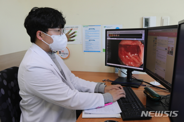 순천향대천안병원 대장암센터 의료진이 온라인 모임방에 올라온 환자들의 문의에 댓글을 달고 있다.