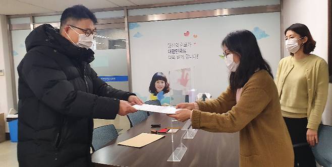 김종천 과천시장 주민소환 추진위원회 김동진 위원장이 20일 오전 과천시선거관리위원회에 주민소환투표청구인 대표자 증명서 교부신청서를 제출하고 있는 모습이다. 김동진 위원장 제공