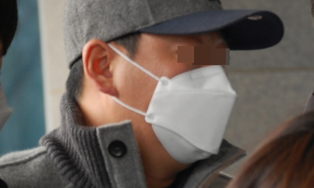 지난 18일 경기 김포의 한 아파트에서 자신의 지인 차량을 통과시켜 주지 않았다는 이유로 경비원들을 폭행해 중상을 입힌 30대 중국인 입주민이 경찰에 출석하고 있다. 김포=뉴시스