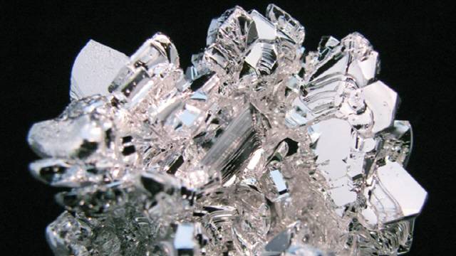 해수에서 추출한 마그네슘. 바닷물에 포함된 마그네슘을 모두 합치면 지표면 매장량 36억t의 50만배에 이를 것으로 추정된다.