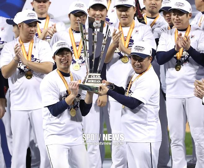▲ 2016년 두산 베어스는 1995년 이후 21년 만에 통합 우승을 차지했다. 김재호는 주장으로 팀을 이끌며 직접 우승 트로피를 들어 올렸다. ⓒ 곽혜미 기자