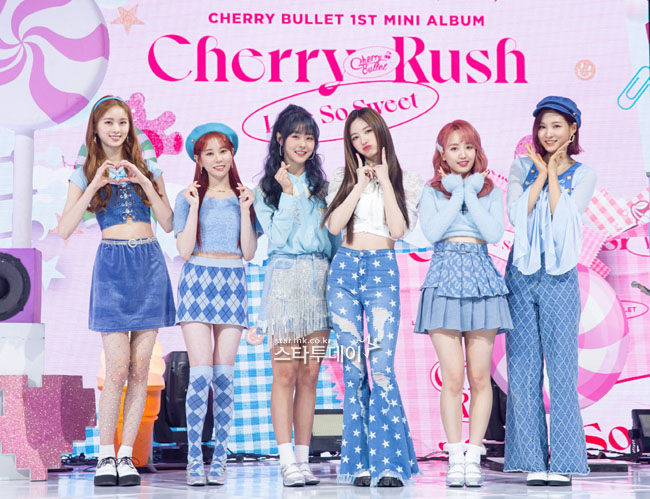 Singer Cherry Bullet (Haeyoon Yuju Purple support Remy LaCroix Park Chae-rin Theresa May) has a photo time in the showcase commemorating the release of her first mini album Cherry Rush which was broadcast live online on Tuesday afternoon.Cherry Bullet will release the entire song and music video of the first mini album Cherry Rush including the title song Love So Sweet through the main music source site at 6 pm on the 20th.