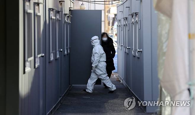 코로나19 1년 (서울=연합뉴스) 김인철 기자 = 오는 20일 국내에서 신종 코로나바이러스 감염증(코로나19) 첫 확진자가 나온 지 꼭 1년째가 되는 가운데 19일 오후 서울역 광장에 마련된 임시 선별진료소에서 의료진이 이동하고 있다. 2021.1.19 yatoya@yna.co.kr