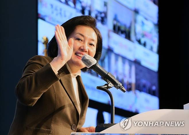 중소기업인들에게 인사하는 박영선 장관 [연합뉴스 자료사진]