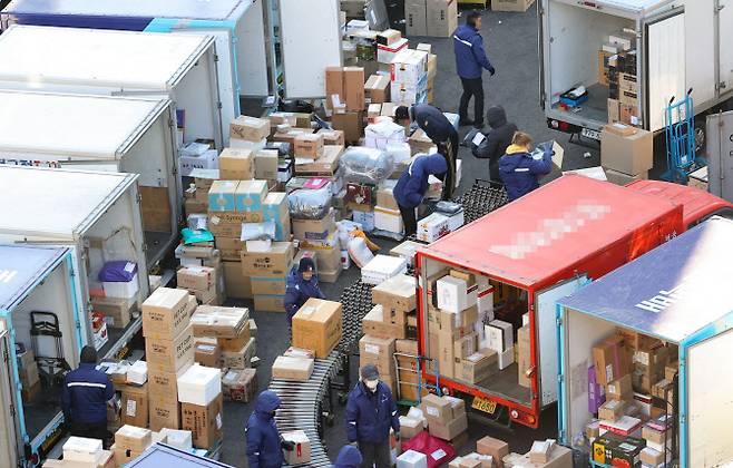 택배노조가 택배회사에 과로사를 막기 위한 대책을 요구하며 협상 결렬시 총파업을 예고한 가운데 19일 오전 서울의 한 택배 물류센터에서 노동자들이 물품을 옮기고 있다. [사진=연합뉴스]