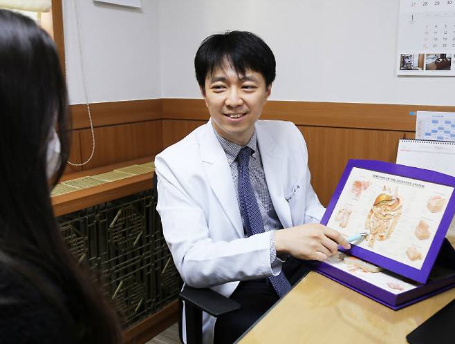 반복되는 복통과 체중감소로 병원을 찾은 환자에게 김영우 세란병원 내과 과장이 ‘크론병’과 장염에 대해 설명하고 있다.