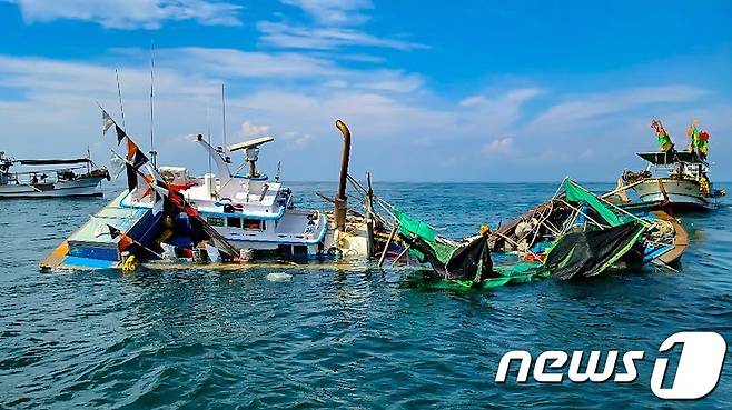 충돌 사고로 침수된 어선.(여수해경 제공)2020.9.10 /뉴스1 © News1