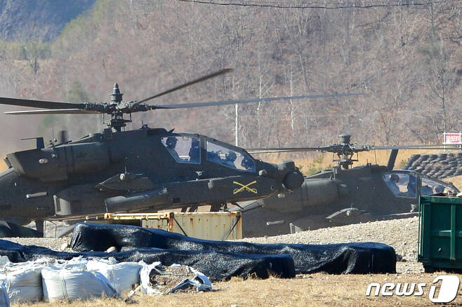 미 육군 공격 헬기인 아파치 가디언(AH-64E)이 지난해 2월13일 오전 경북 포항시 남구 장기면 군 사격장에서 사격 전술 훈련을 하기 위해 이륙하고 있다. 2020.2.13 /뉴스1 © News1 최창호 기자