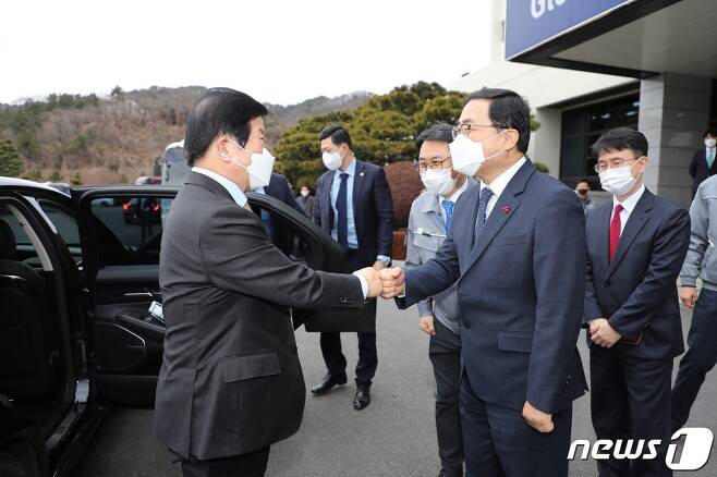 박병석 국회의장이 두산중공업을 방문했다(창원시 제공) © 뉴스1