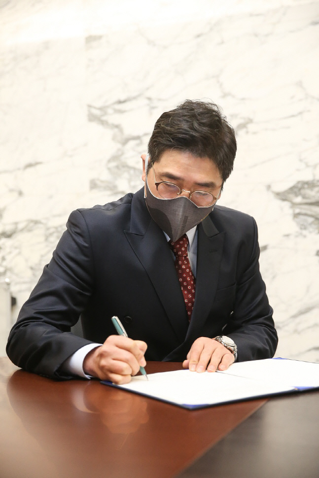 홍원기 신임감독이 21일 서울고척스카이돔에서 계약서에 서명하고 있다. 제공=키움 히어로즈