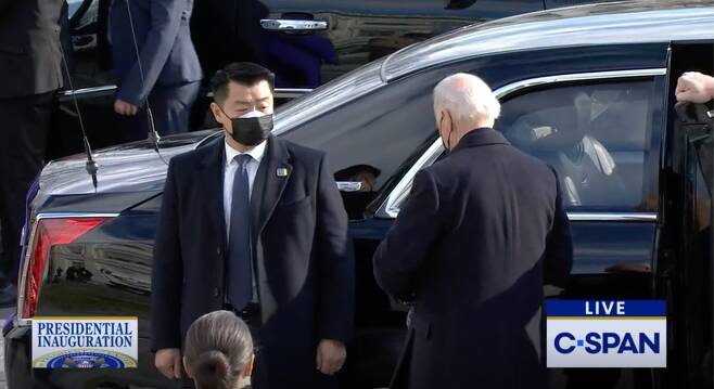 20일 열린 조 바이든 대통령 취임식에 앞서 차에서 내리는 바이든 대통령을 수행하고 있는 데이비드 조(사진 왼쪽)의 모습. /트위터