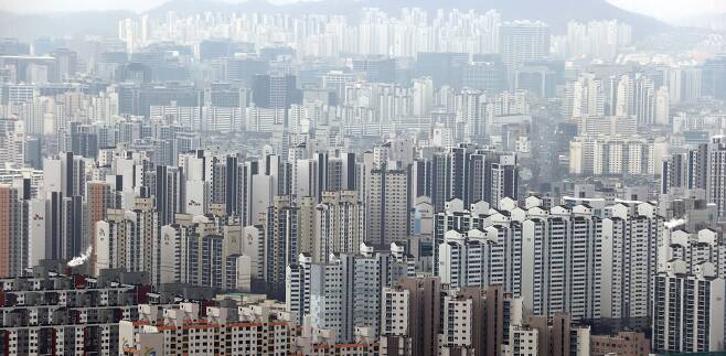한국부동산원은 이번 주 수도권 아파트값이 0.31% 올라 2012년 5월 이후 8년 8개월 만에 최고치를 기록했다고 21일 밝혔다. 서울 여의도 63스퀘어에서 바라본 서울 시내 아파트 단지. /연합뉴스
