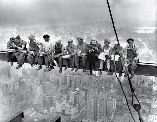 유명 사진 'Lunch Atop A Skyscraper(1932)'를 패러디한 밈 /트위터 @EugeneGlukh