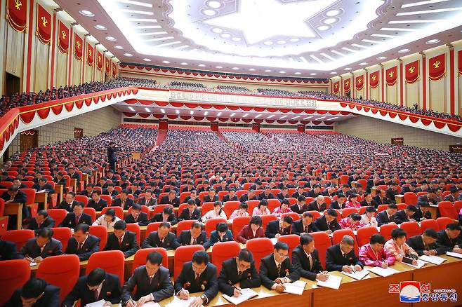북한 노동당 제8차 대회 참가자들이 13일 평양에서 강습 모임을 했다고 조선중앙통신이 14일 오전 보도했다/연합뉴스