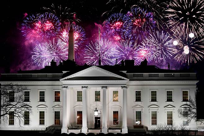 20일 밤 (현지시각) 조 바이든 미국대통령의 취임을 축하하는 불꽃놀이가 워싱턴 D.C 백악관위로 펼쳐지고있다./AFP 연합뉴스