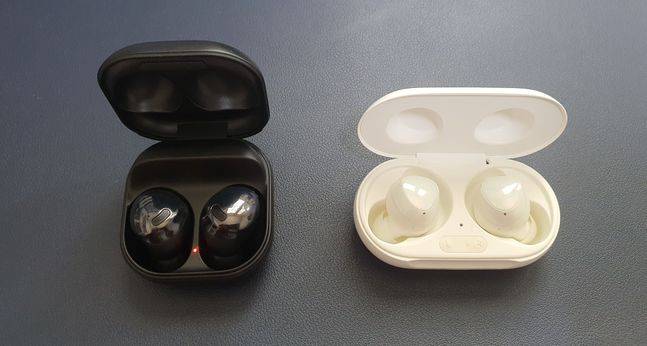 삼성전자 무선이어폰 ‘갤럭시버즈 프로’(왼쪽)와 ‘갤럭시버즈 플러스’.ⓒ데일리안 김은경 기자