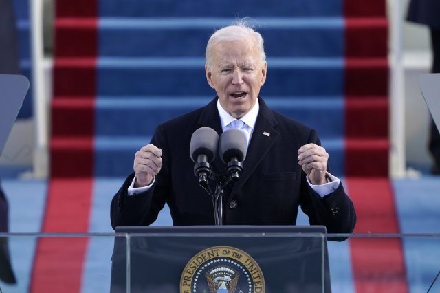 조 바이든 대통령이 2021 년 1월 20일 수요일 워싱턴의 미국 국회 의사당에서 열린 제 59차 대통령 취임식에서 연설하고 있습니다. AP 뉴시스