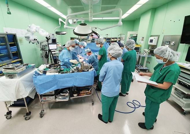 연세대 세브란스병원이 국내에서 처음으로 팔 이식 수술에 성공했다고 21일 밝혔다. 사진은 수술 장면. 연세대 세브란스병원 제공