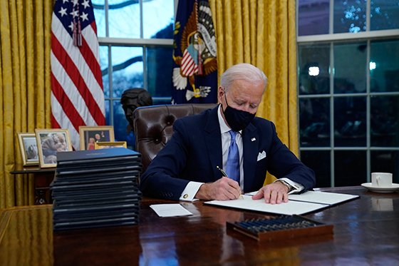 첫 서명 조 바이든 미국 대통령이 20일(현지시간) 백악관 오벌오피스에서 첫 행정명령에 서명하고 있다. 바이든 대통령은 이날 백악관 입성 이후 연방 부지에서 마스크 착용을 의무화하는 첫 행정명령에 서명했다. AP뉴시스