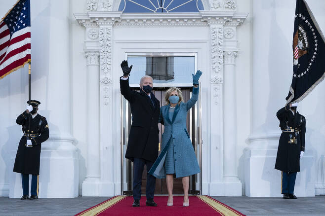 조 바이든 미국 대통령과 부인 질이 20일 취임식을 마친 뒤 백악관에 도착해 손을 흔들고 있다. 워싱턴/AP 연합뉴스