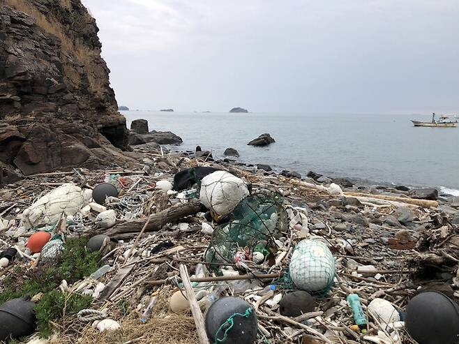 인천 무인도 구지도에 쌓여 있는 해양쓰레기.